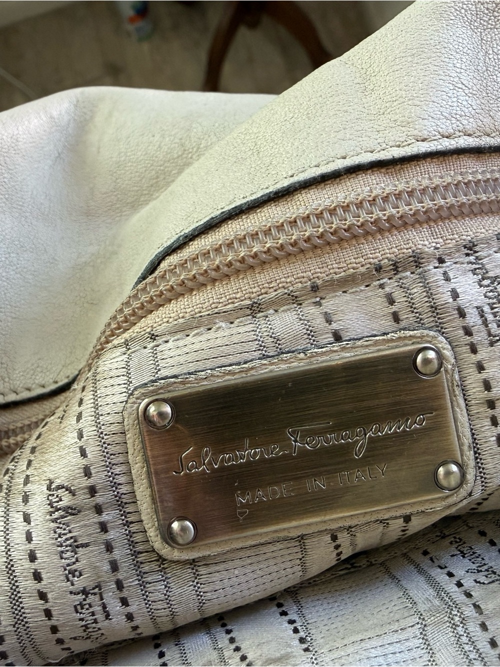 Salvatore Ferragamo Cream Leather Shoulder Bag with Ring Closure - Picture 6 of 9